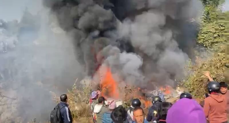 尼泊爾雪人航空一架客機15日墜毀，現場冒濃濃黑煙。（安納杜魯新聞社）