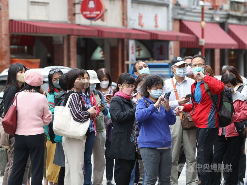 氣象專家吳德榮表示，年初二、三（23、24日）有符合「寒流」的機率。圖為民眾戴著口罩到台北迪化街，在導覽員解說下瞭解商圈歷史。（中央社檔案照片）