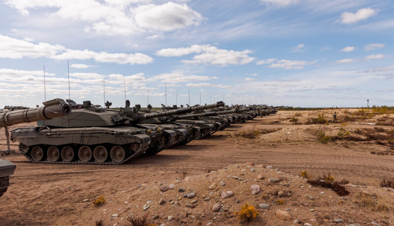 英國首相蘇納克14日與烏克蘭總統澤倫斯基再度通話，英方隨後宣布提供烏方「挑戰者2型」主力戰車（圖）。（圖取自facebook.com/ukarmedforces）