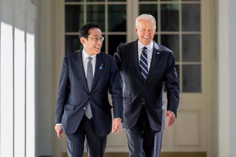 日本首相岸田文雄（左）與美國總統拜登（右）在會談前行經白宮走廊。（圖取自facebook.com/WhiteHouse）