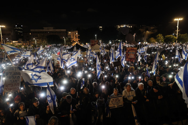 不滿以色列總理尼坦雅胡新組成的右翼政府，14日至少2萬名民眾湧進特拉維夫市中心。（安納杜魯新聞社）