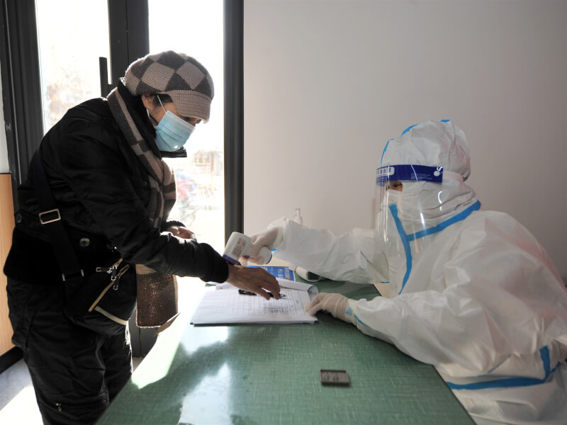 圖為去年12月中國吉林醫護人員為民眾接種疫苗。（中新社）