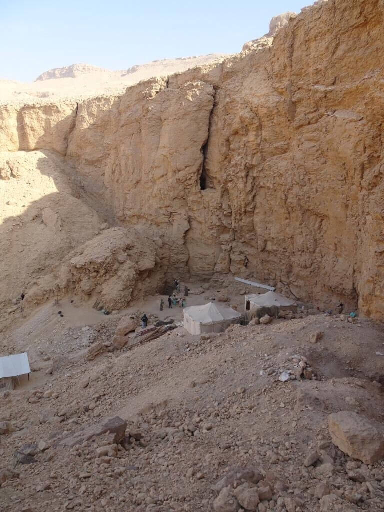 埃及當局14日宣布，在勒克索發現一座距今約3500年的古墓。（圖取自twitter.com/TourismandAntiq）