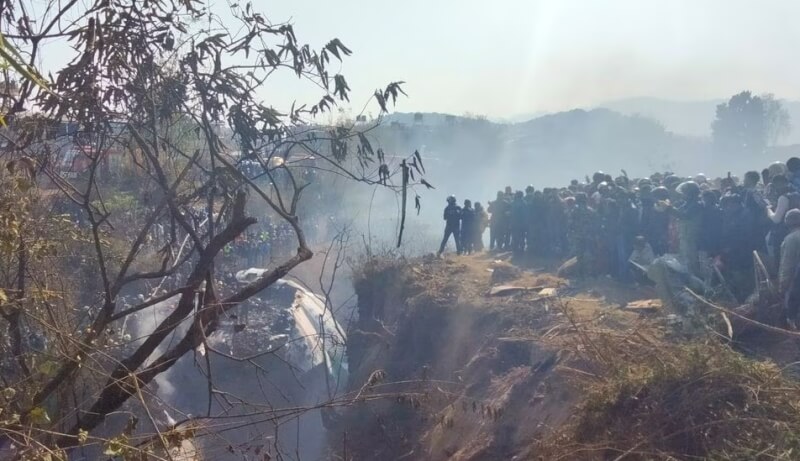 尼泊爾雪人航空客機15日墜毀，搜救人員和大批民眾聚集在飛機殘骸的周遭。（Sagar Raj Timilsina/Handout via 路透社）