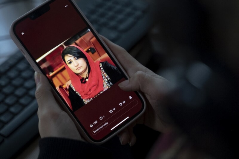 前阿富汗政府國會議員納比薩達15日在她的寓所遭槍殺。圖為一名女子透過手機觀看納比薩達的照片。（法新社）