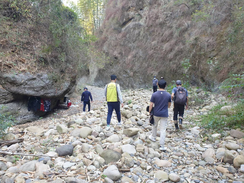 家住高雄田寮的無業劉姓男子，日前經過六龜十八羅漢山，發現此處風景秀麗，便開始就地取材在溪底河床搭床，過起沒自來水沒電生活，警方獲報將他送往街友中心安置。（高市六龜警分局提供）中央社記者洪學廣傳真  112年1月16日