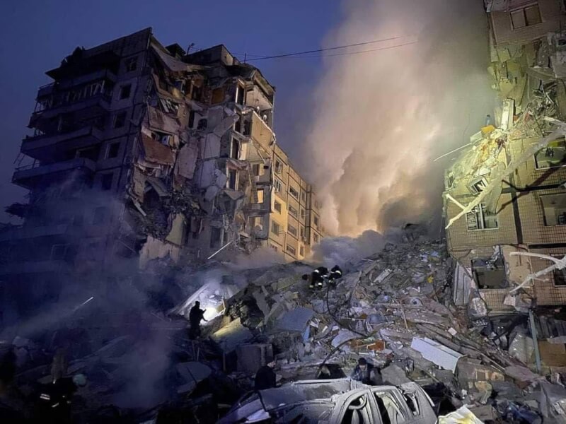 烏克蘭東部城市第聶伯羅一棟公寓14日遭俄羅斯飛彈擊中，至少30人死亡。（圖取自twitter.com/StratcomCentre）