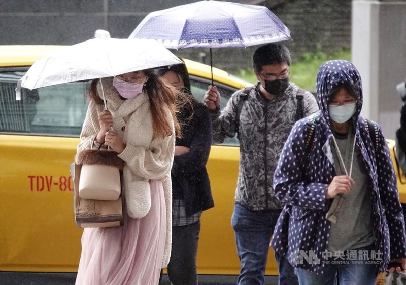 中央氣象局16日下午發布北台灣及外島金馬地區共8縣市低溫特報。圖為台北市南港區民眾外出穿著厚重冬衣。（中央社檔案照片）