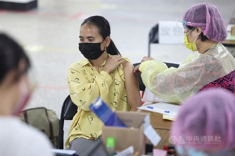 圖為民眾到台北成德市場施打疫苗。（中央社檔案照片）