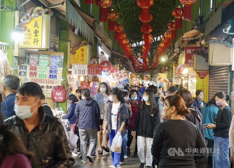 圖為民眾13日戴口罩在高雄三鳳中街趕辦年貨。（中央社檔案照片）