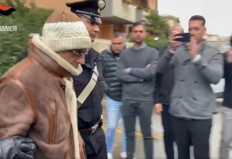 義大利警方表示，西西里黑手黨首腦人物德納羅（前）在西西里巴勒摩的一家醫療機構內被捕。（圖取自facebook.com/carabinieri.it）