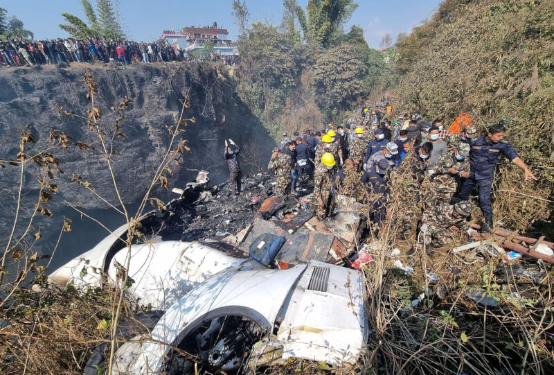 尼泊爾雪人航空客機15日墜毀，救難人員在現場搜救。（Bijay Neupane/Handout via 路透社）