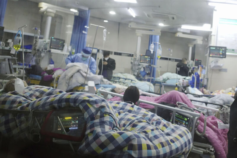 圖為去年12月28日在中國武漢的醫院急診等待治療的老年人。（共同社）