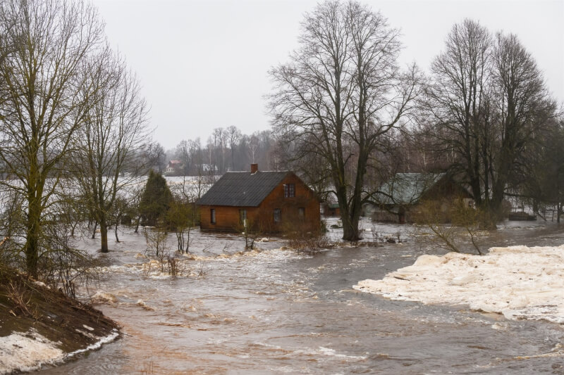 拉脫維亞正面臨數十年來最嚴重洪患，15日東南部城市耶卡皮地區房屋被水淹沒。（法新社）