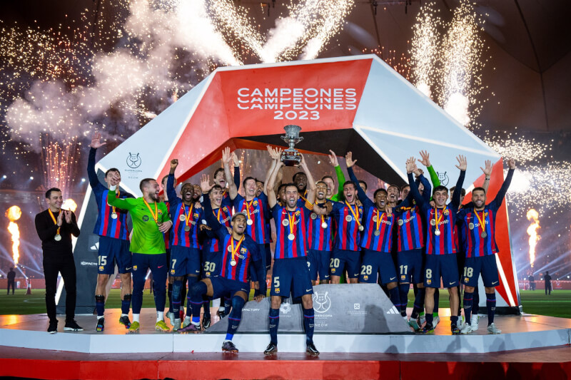 巴塞隆納15日在西班牙超級盃決賽中以3比1擊敗皇家馬德里，奪隊史第14座西班牙超級盃冠軍。（圖取自twitter.com/FCBarcelona）