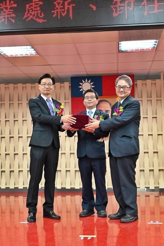 台電高雄區營業處16日舉行新卸任處長交接典禮，原高雄區處長李衍新（左）交棒給新任處長張以諾（右），台電副總陳銘樹（中）擔任監交人。（台電高雄區營業處提供）中央社記者蔡孟妤傳真  112年1月16日