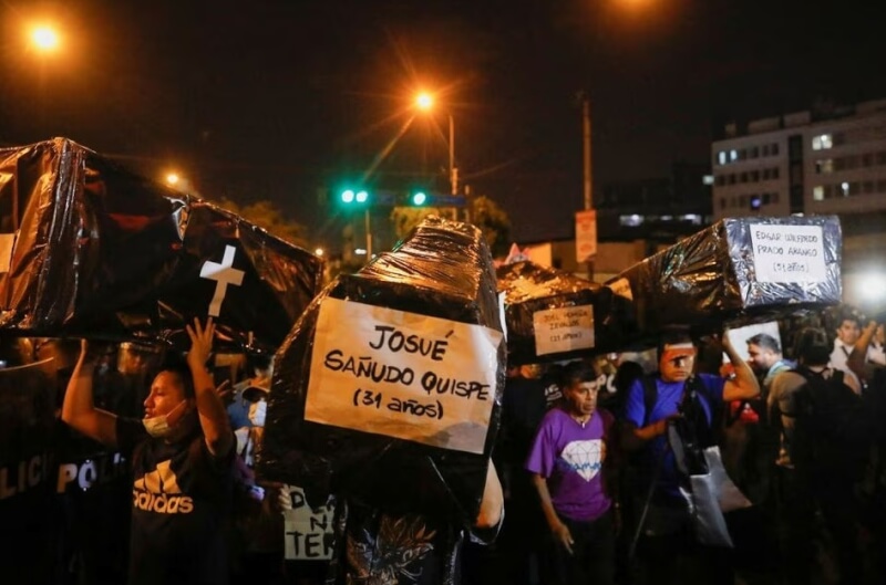 12日秘魯總統博魯阿爾特的反對者攜帶模型棺材上街頭抗議。（路透社）