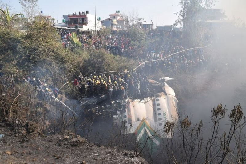 尼泊爾雪人航空客機15日墜毀，救難人員在現場搜救。（路透社）