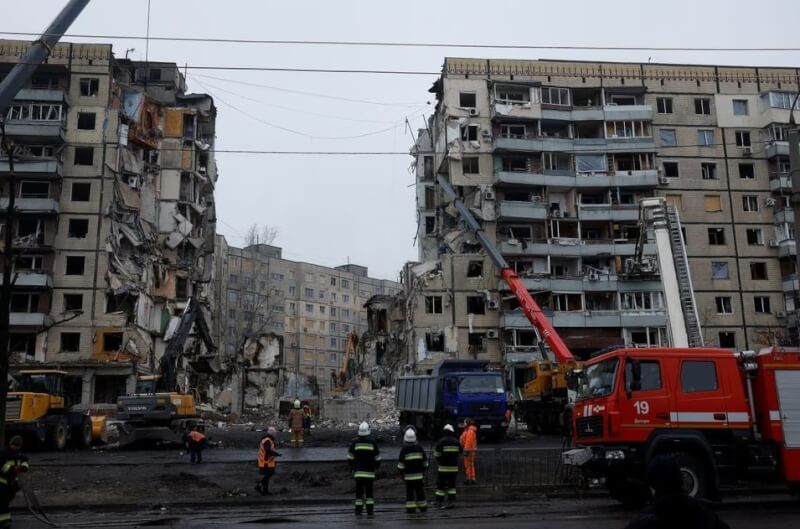 烏克蘭中部偏東的第聶伯羅巿一棟住宅建築週末遭到攻擊，16日救難人員持續搜救。（路透社）