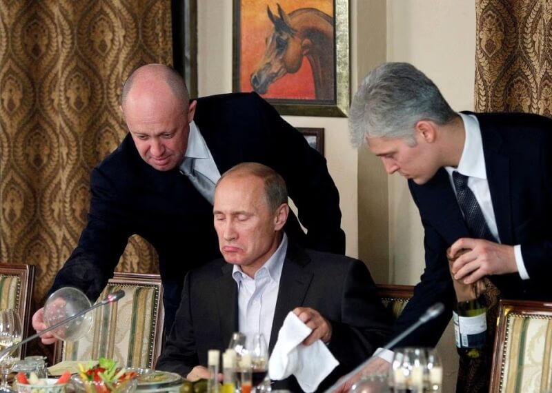 圖為2011年11月普里格津（左）協助俄羅斯總統蒲亭用餐。（路透社）