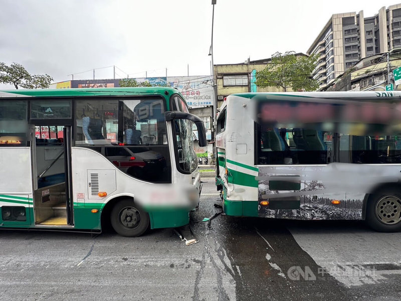 新北市新莊區中正路與公園一路口17日上午發生2輛公車追撞事故，造成3名乘客受傷送醫。（翻攝照片）中央社記者王鴻國傳真  112年1月17日