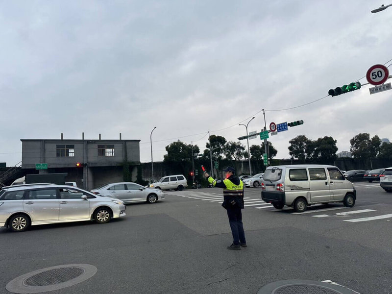 北市內科交通問題備受矚目，台北市警察局交通警察大隊17日晚間發布新聞稿表示，新任局長張榮興下班時段特別率隊赴內科重要路口視察，並指示全力配合北市府內科短中長期交通改善執行計畫等3要項。（台北市警察局交通警察大隊提供）中央社記者黃麗芸傳真  112年1月17日