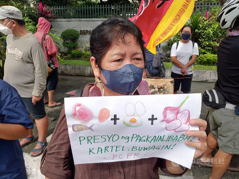 菲律賓農民團體16日赴農業部表達訴求，抗議肉類、雞蛋、洋蔥等農產品價格飆漲到令消費者難以負荷。中央社記者陳妍君馬尼拉攝  112年1月17日