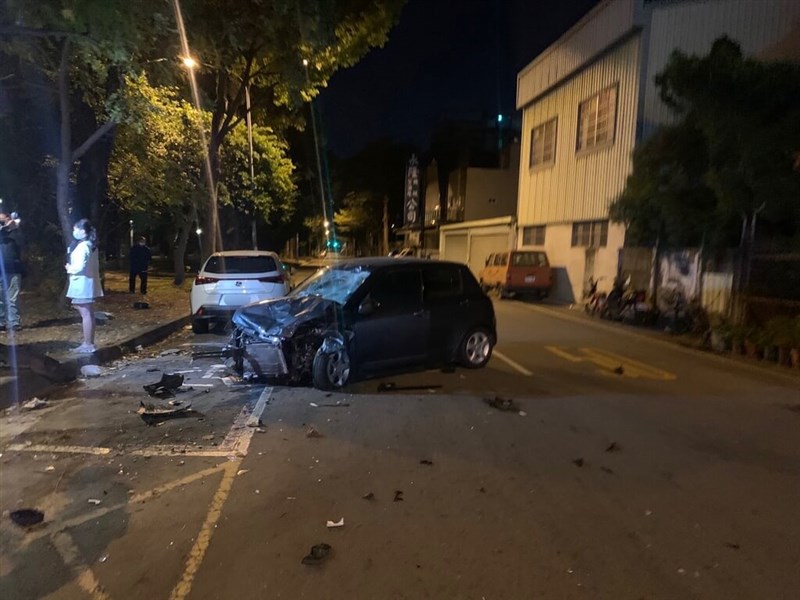 台中市東區15日晚上發生轎車闖紅燈高速撞上2輛機車，造成2死1傷。（民眾提供）中央社記者郝雪卿傳真 112年1月15日