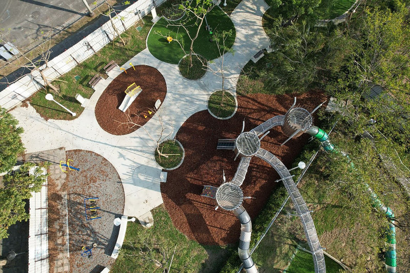 位於「高雄後花園」大坪頂地區的坪鳳公園特色遊戲場，以「鳥語樹」為主題打造，17日正式啟用。（高雄市政府提供）中央社記者曾以寧傳真 112年1月17日