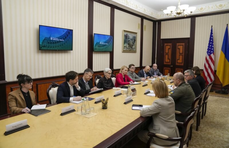 美國國務院副國務卿雪蔓（後排左4）16日前往基輔，與烏克蘭總理什米加爾（前排左2）等高階官員見面。（圖取自twitter.com/DeputySecState）