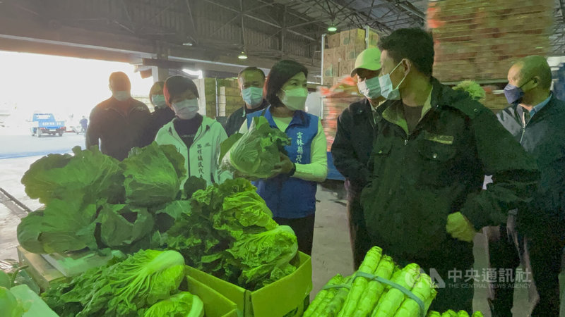 農曆年節將屆，雲林縣西螺果菜市場近日交易量增加，雲林縣長張麗善（藍色背心者）17日到市場視察供應及銷售情況，並向市場員工、農民及攤商們拜早年。中央社記者姜宜菁攝  112年1月17日