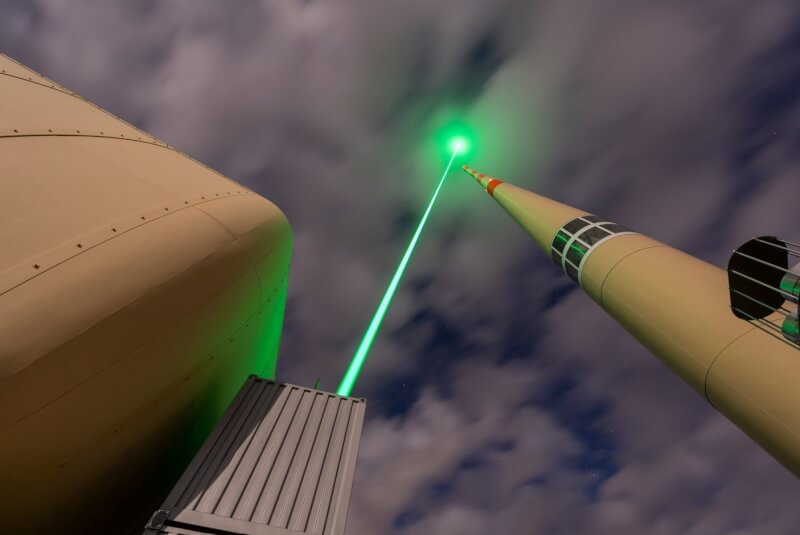 科學家首度利用雷射光束引導閃電，希望這項技術有助於防範致命閃電，有朝一日甚至可能觸發閃電。（圖取自twitter.com/Polytechnique）