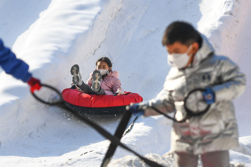圖為去年12月31日中國山西太原，兒童在雪道玩耍。（中新社）