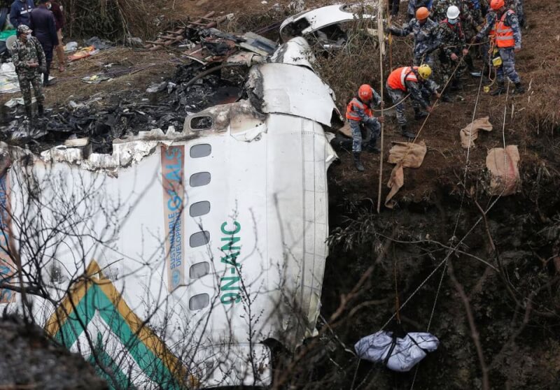 尼泊爾雪人航空班機15日失事，已知68死，仍有4人失蹤。圖為搜救人員16日運送罹難者遺體。（路透社）