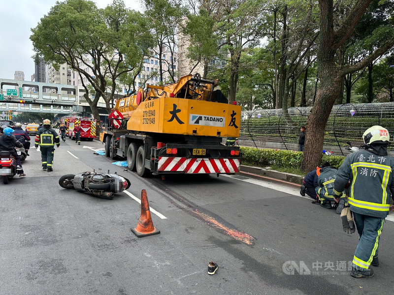 台北市大安區和平東路、新生南路口18日發生一起死亡車禍，一對母子騎車行經案發地時突然摔車，後座媽媽摔落地面後遭鄰近吊車輾過、當場死亡，男騎士則輕傷送醫。肇事原因仍有待釐清。（翻攝照片）中央社記者黃麗芸傳真  112年1月18日