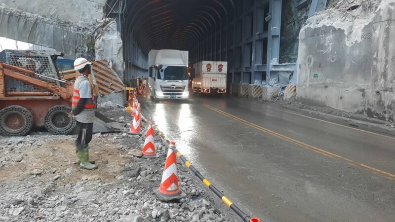 蘇花公路大清水隧道南口崩坍，搶通後採管制通行，公路總局第四區養護工程處長林文雄指出，18日下午5時起將恢復正常通車至1月底。（圖取自facebook.com/thbroad）