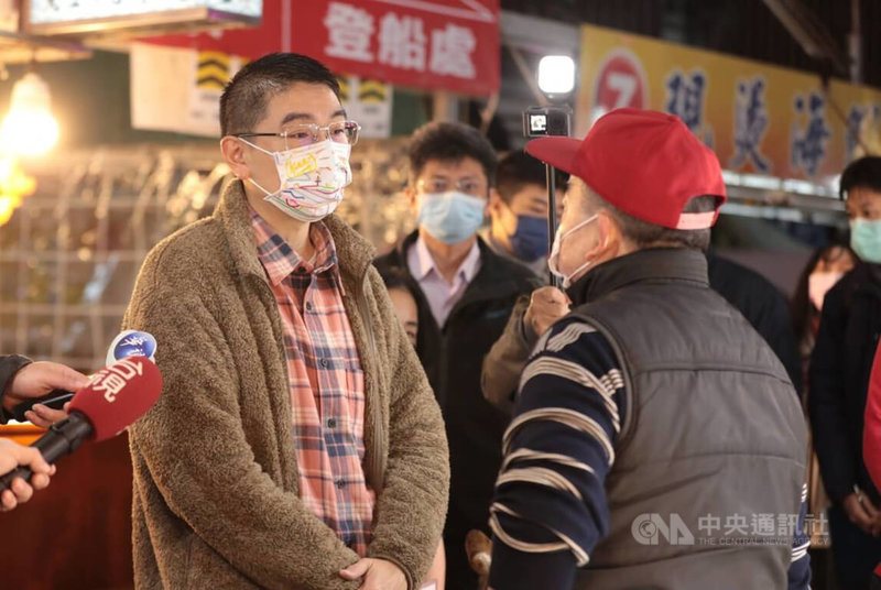 基隆市警局8名刑警遭踢爆替幫派大哥慶生，市長謝國樑（左）18日上午前往八斗子漁港漁貨直銷中心聯合稽查時接受媒體聯訪表示，身為警務人員應與黑社會有分際，要用更高的標準看待。中央社記者王朝鈺攝 112年1月18日