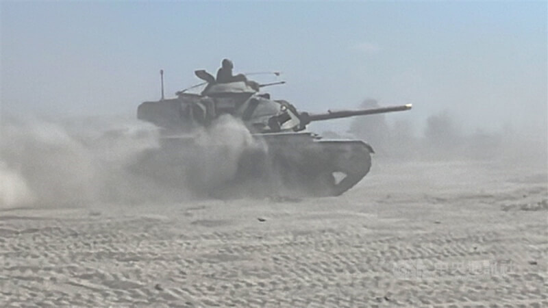 圖為國軍漢光演習模擬敵軍登陸海灘，第二作戰區戰車和運輸車快速打擊。（中央社檔案照片）