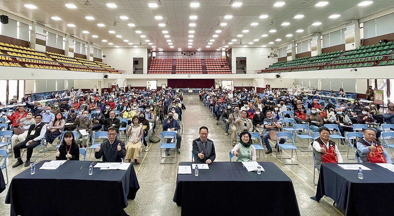 「工廠管理輔導法」規定申請納管的未登記工廠，應在3月19日前提送改善計畫。因期限將至，高雄市經發局18日配合在岡山舉辦說明會，加強輔導業者送件，提供工廠改善計畫撰寫諮詢與現場收件服務，共171家業者參與。（高雄市經發局提供）中央社記者蔡孟妤傳真  112年1月18日