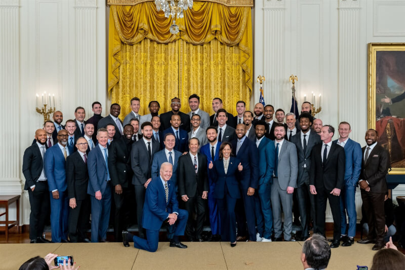 美國職籃NBA金州勇士17日前往白宮，與總統拜登（前）一起慶祝他們在8個球季內奪下的第4座總冠軍。（圖取自twitter.com/POTUS）