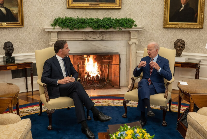 荷蘭總理呂特（左）17日造訪美國白宮時，向美國總統拜登（右）表示荷蘭將加入美、德行列，提供愛國者飛彈給烏克蘭。（圖取自twitter.com/MinPres）