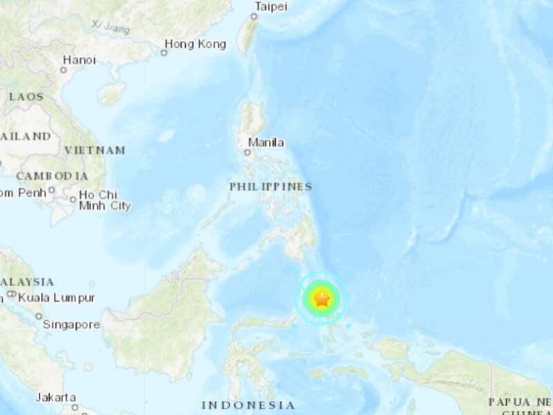印尼東部摩鹿加群島近海（星號處）18日發生規模7.0地震，引發海嘯警報。（圖取自美國地質調查所網頁earthquake.usgs.gov）
