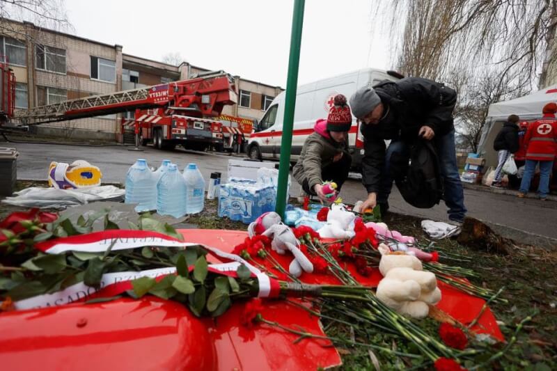 18日直升機墜毀造成多名兒童死傷,烏克蘭民眾獻上鮮花與玩偶悼念罹難者。(路透社)