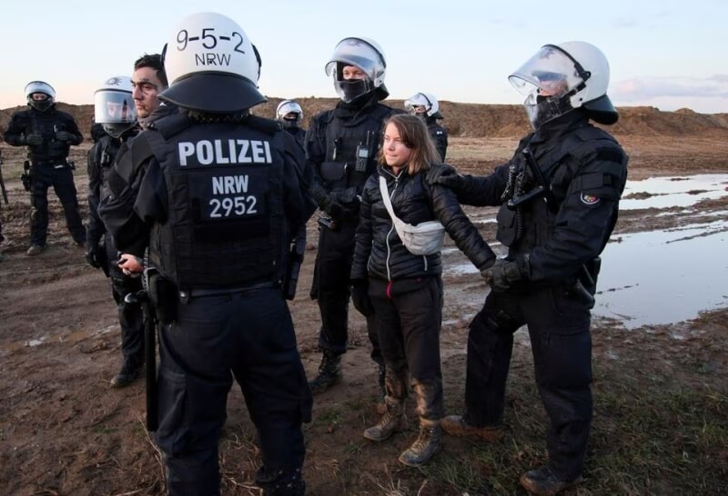 瑞典環保少女童貝里（右2）17日在德國一處村莊外靜坐，聲援煤礦擴建抗爭，遭到警方短暫拘留。（路透社）