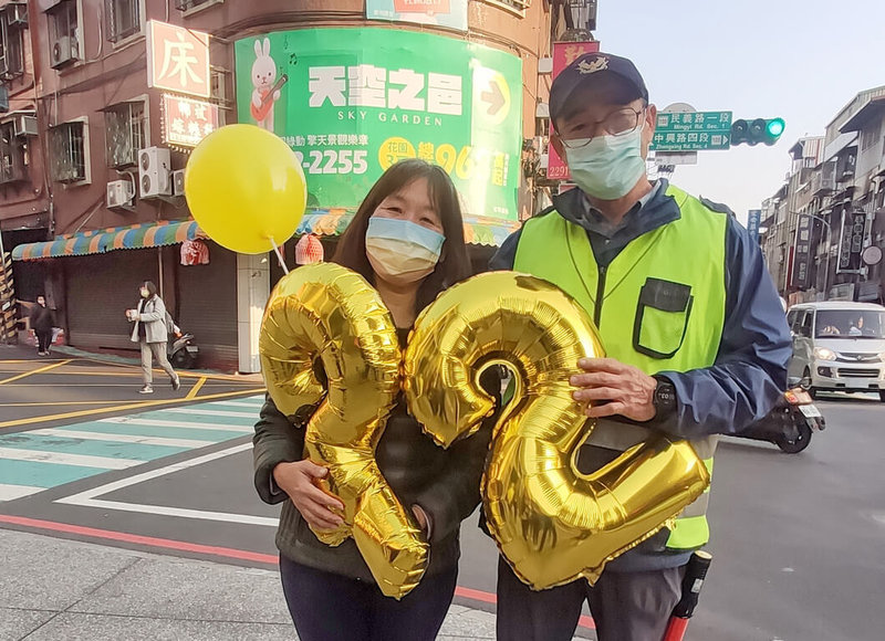 新北市五股國小榮譽家長會長張民健（右）擔任導護志工22年，守護學生交通安全，他19日最後一天值勤，接受校長、老師與家長致敬後，與同樣擔任志工的妻子許蓉珠（左）合影。（楊尚青提供）中央社記者黃旭昇新北傳真  112年1月19日