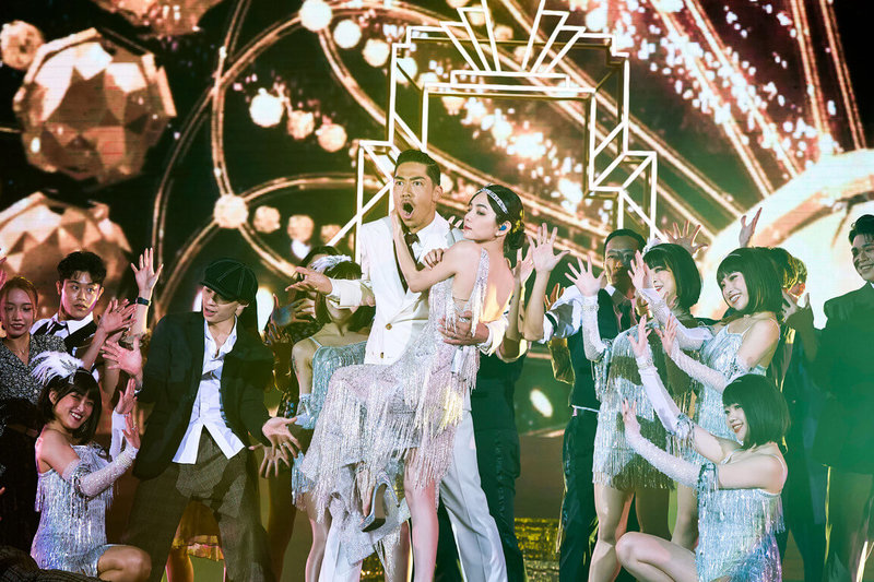 「國民姐夫」AKIRA（中左）和藝人陳嘉樺Ella（中右）參與「2023超級巨星紅白藝能大賞」演出，驚喜合體大跳拉丁舞。（台視提供）中央社記者葉冠吟傳真 112年1月19日