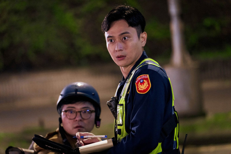 演員劉冠廷(右)客串電影「關於我和鬼變成家人的那件事」,扮演一名警察,更親眼目睹許光漢大尺度演出,笑稱是站在搖滾區第一排。(金盞花大影業提供)中央社記者王心妤傳真 112年1月19日