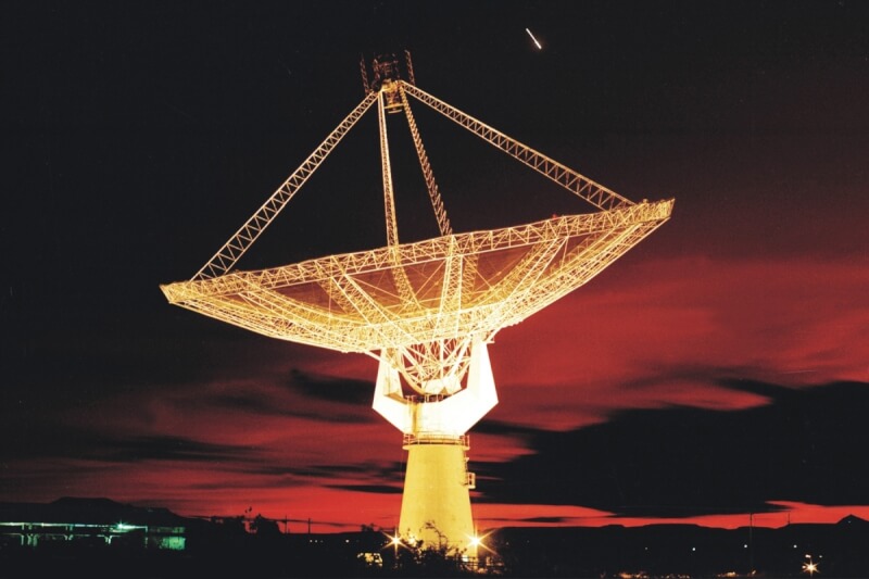 科學家運用印度普恩的巨型電波測量無線電望遠鏡，偵測到據信有88億年歷史氫原子發出的無線電信號。（圖取自加拿大麥基爾大學網頁mcgill.ca）