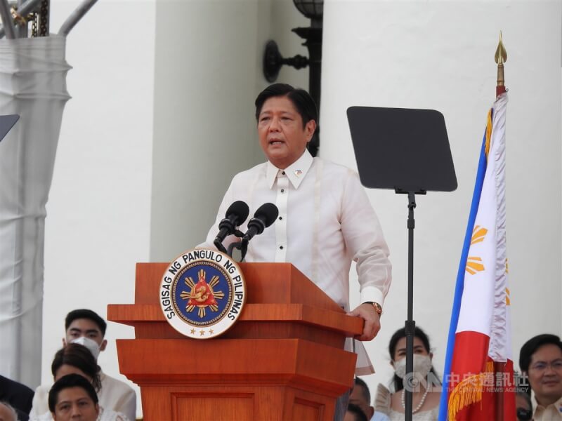 圖為小馬可仕去年就任菲律賓第17屆總統時發表演說。（中央社檔案照片）