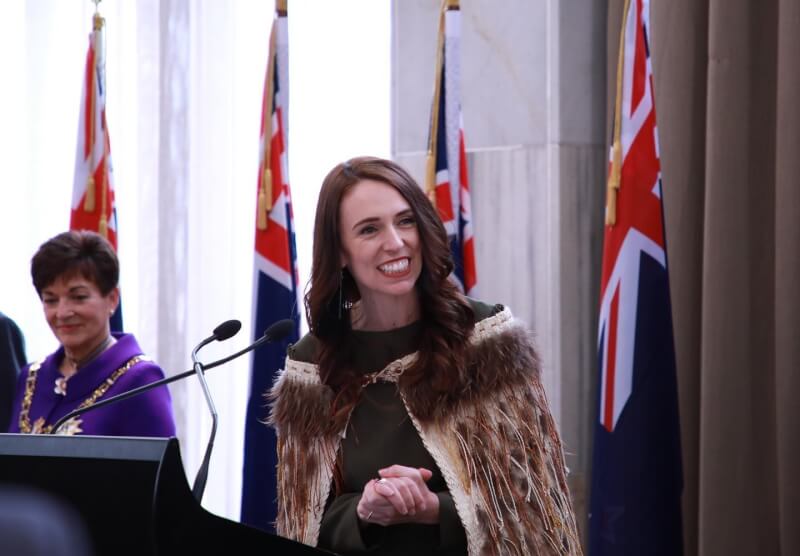 紐西蘭總理阿爾登（右）19日宣布將卸下職務。（圖取自facebook.com/jacindaardern）
